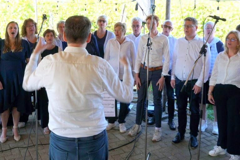 Ons koor tijdens een optreden in het Wijndomein Ons koor tijdens een optreden in het Wijndomein